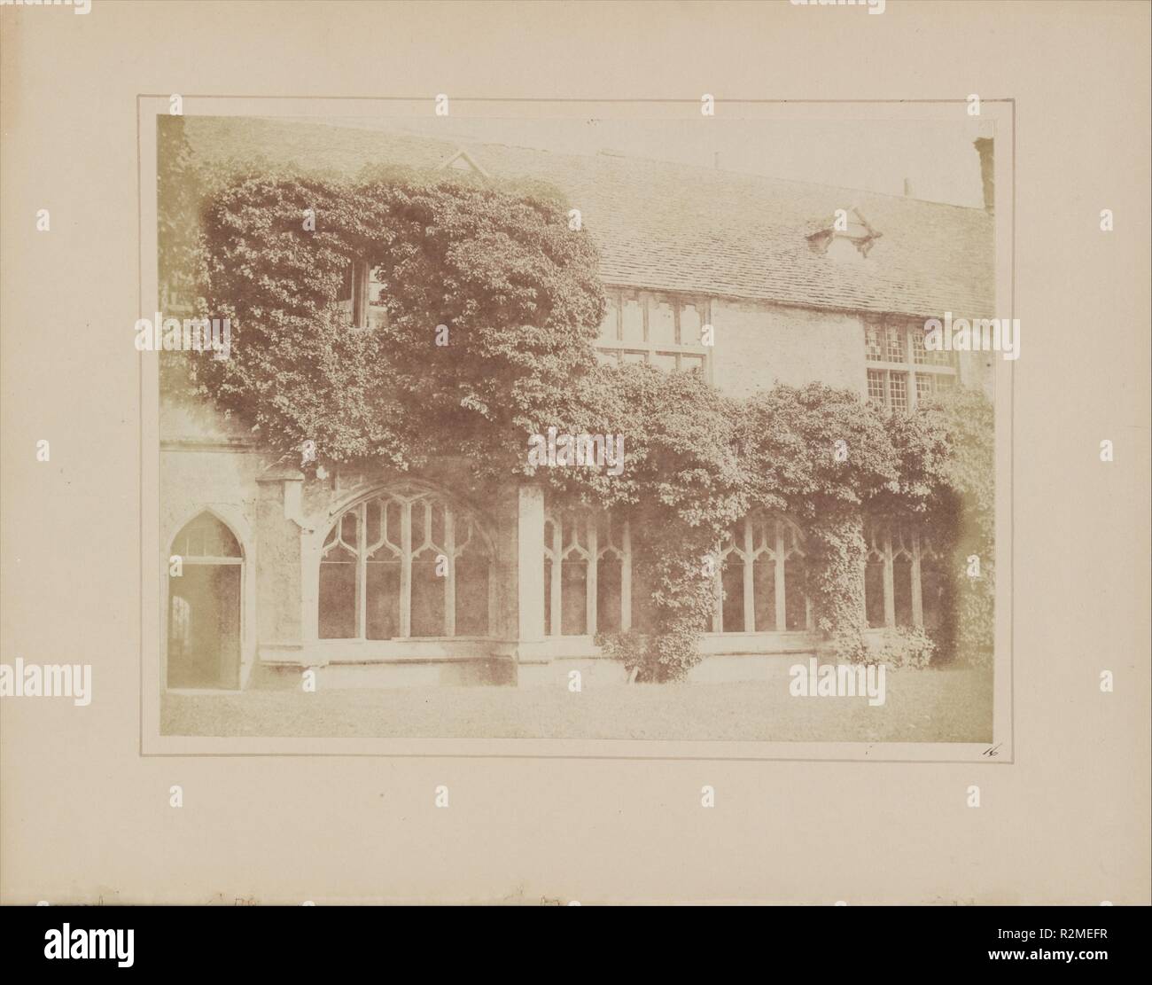Kreuzgänge Lacock Abbey. Künstler: William Henry Fox Talbot (Briten, Dorset 1800-1877 Lacock). Datum: 1842. Museum: Metropolitan Museum of Art, New York, USA. Stockfoto