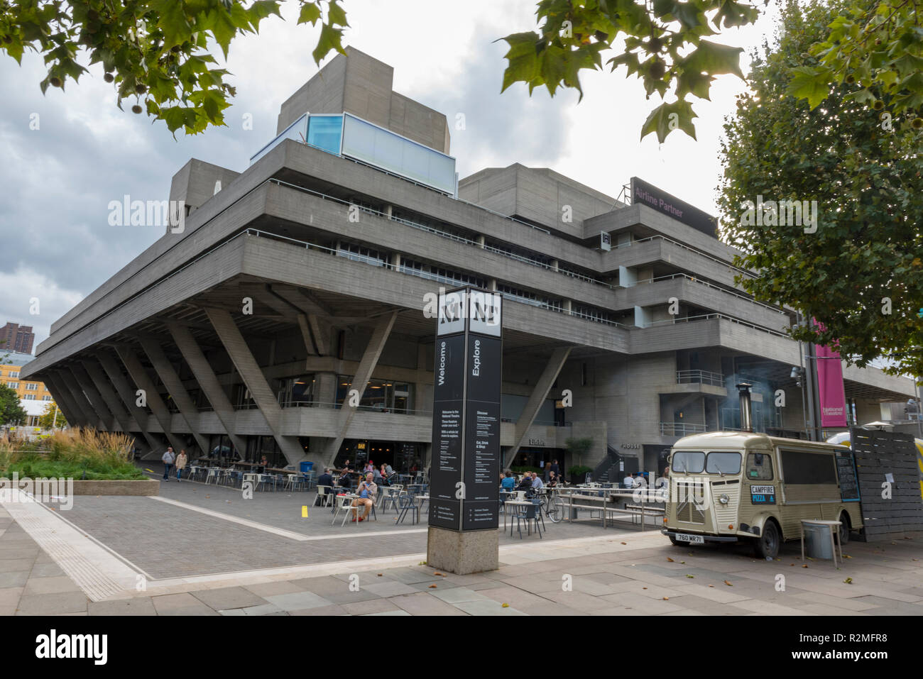 Das Nationaltheater am Ufer der Themse im Zentrum von London. brutalist Architecture. Stockfoto