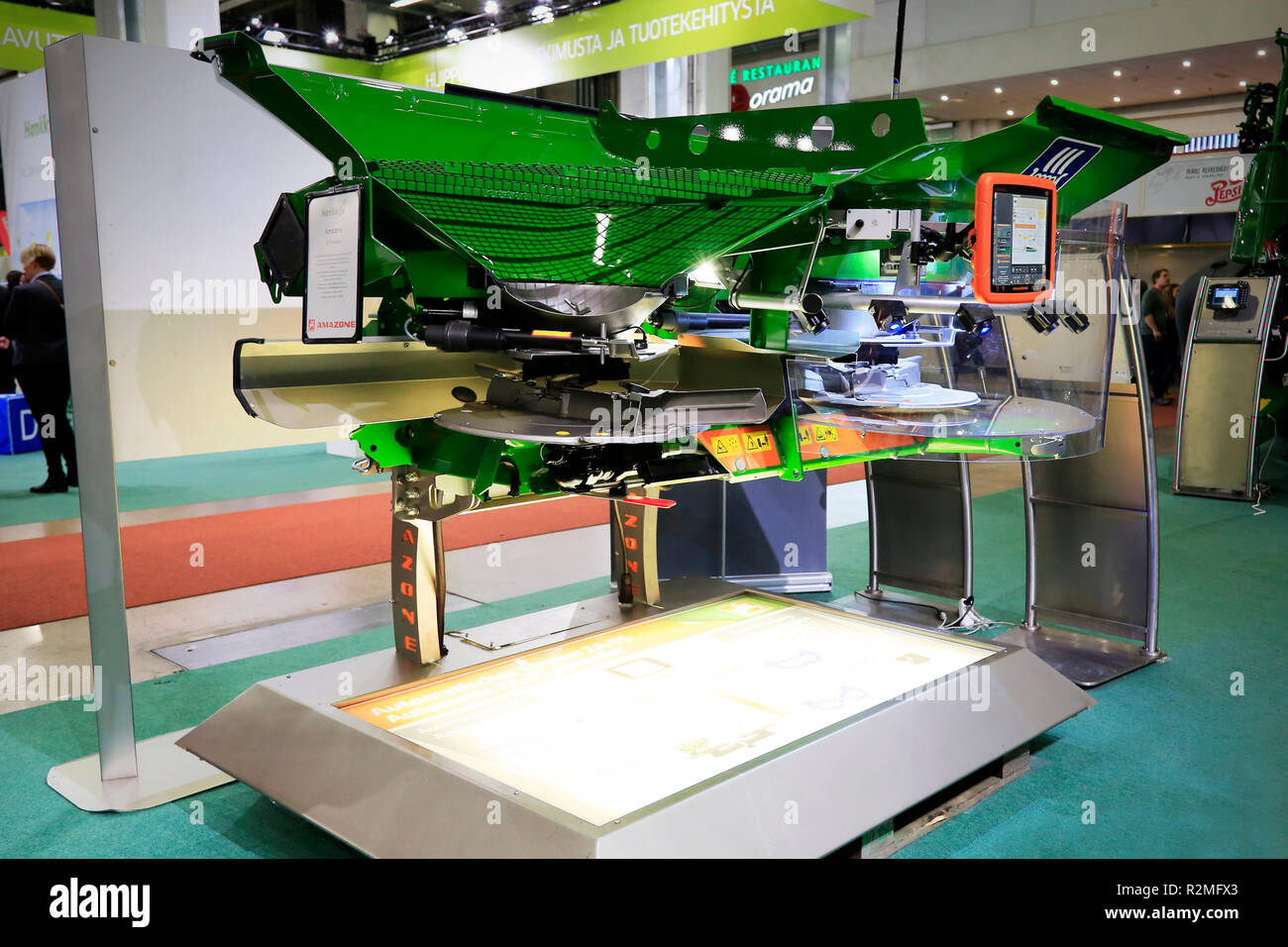 Helsinki, Finnland - 15. November 2018: Amazone ZA-TS-Serie Kreiselpumpen Spreader auf MaatalousKonemessut landwirtschaftliche Messe. Credit: Taina Sohlman Stockfoto