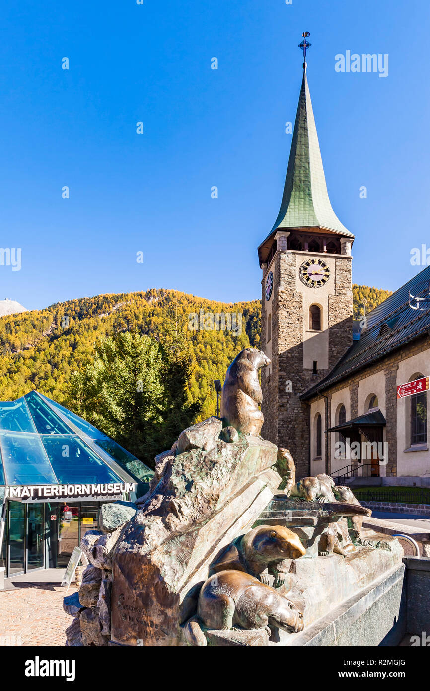 Schweiz, Wallis, Zermatt, Blick auf das Dorf, Zermatlantis Matterhorn Museum'', Murmeltier Murmeli Brunnen, Brunnen, die Pfarrkirche St. Mauritius Stockfoto