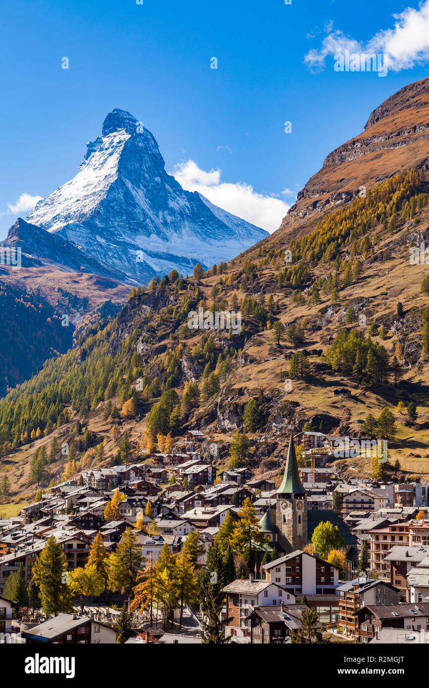 Schweiz, Wallis, Zermatt, Matterhorn, Blick auf den Ort mit Kirche Stockfoto