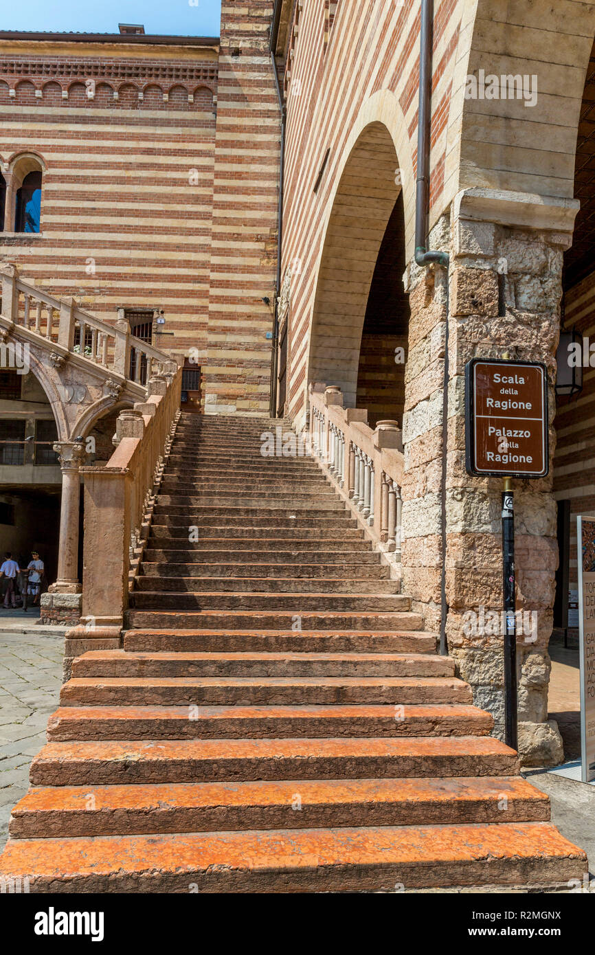 Treppe, Palazzo del Mercato Vecchio, Palazzo della Ragione, Scala della Ragione Piazza dei Signori, Verona, Venetien, Italien, Europa Stockfoto