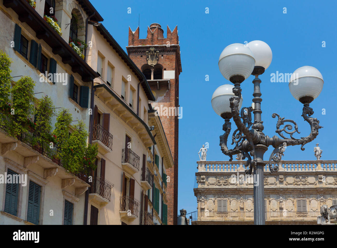 Torre del Gardello, Piazza delle Erbe, Verona, Venetien, Italien, Europa Stockfoto