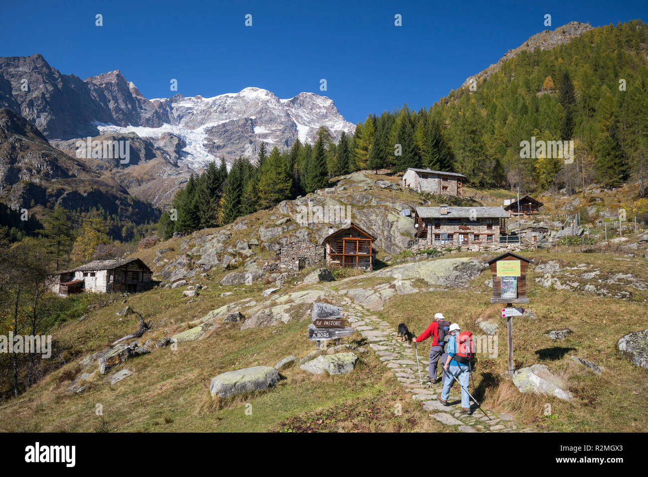 Wanderer am Besucherzentrum auf der Alpe Fum Bitz, Alta Valsesia Natur Park, hinter dem Monte Rosa Massiv, Tal Dorf: Alagna Valsesia, Alpine Valley Valsesia, Vercelli Provinz, Piemont, Italien Stockfoto