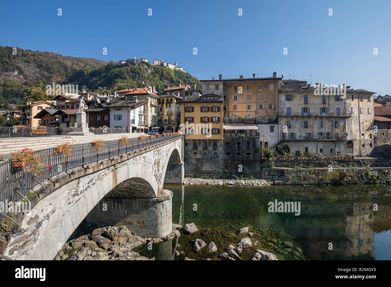 Brücke über die Sesia, Altstadt von Varallo, hinter dem heiligen Berg Sacro Monte di Varallo (UNESCO Welterbe seit 2003), Varallo, Provinz Vercelli, Piemont, Italien Stockfoto