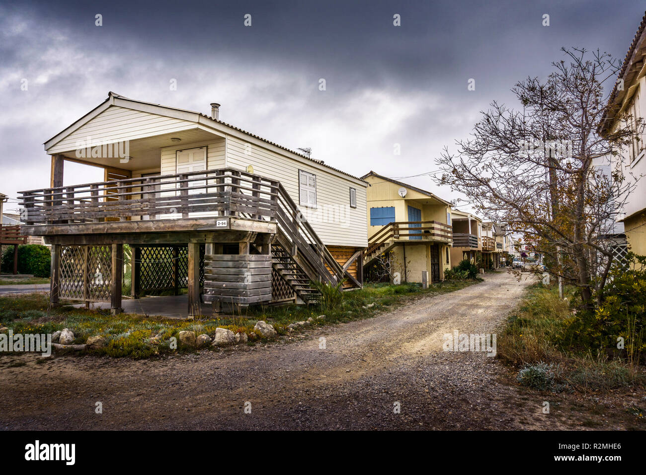 Leere Pfahlbauten im Herbst in Gruissan Stockfoto