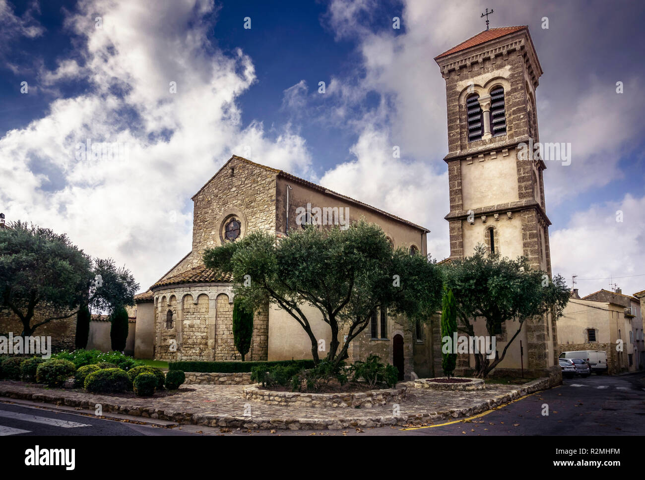 Romanische Kirche Saint Martin gebaut im 11. Jahrhundert, der Glockenturm wurde 1851 im neo-romanischen Stil Stockfoto