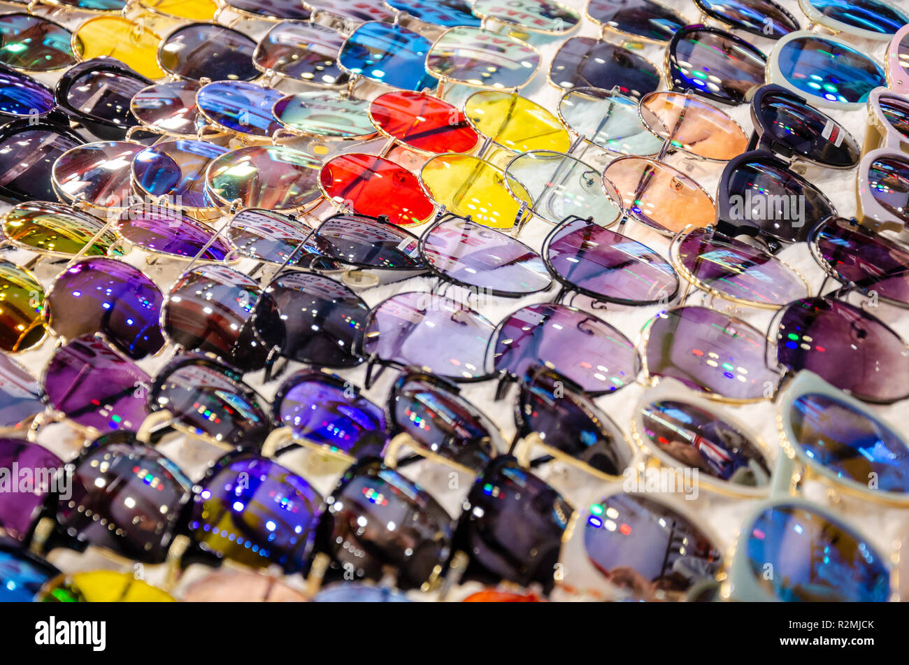 Sonnenbrille auf Anzeige an einen Stall zu verkaufen in vielen verschiedenen Stilen. Stockfoto