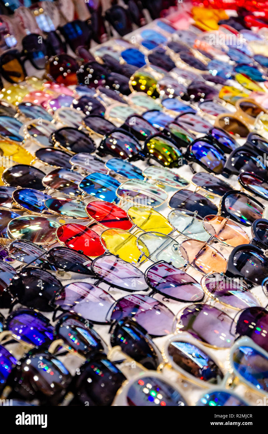 Sonnenbrille auf Anzeige an einen Stall zu verkaufen in vielen verschiedenen Stilen. Stockfoto