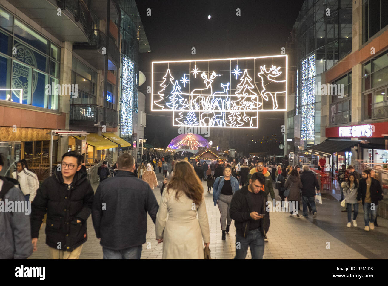 Birmingham deutsche Weihnachtsmarkt ist der grösste Weihnachtsmarkt in Großbritannien und den größten deutschen Markt ausserhalb von Deutschland und Österreich. hielt eine Stockfoto