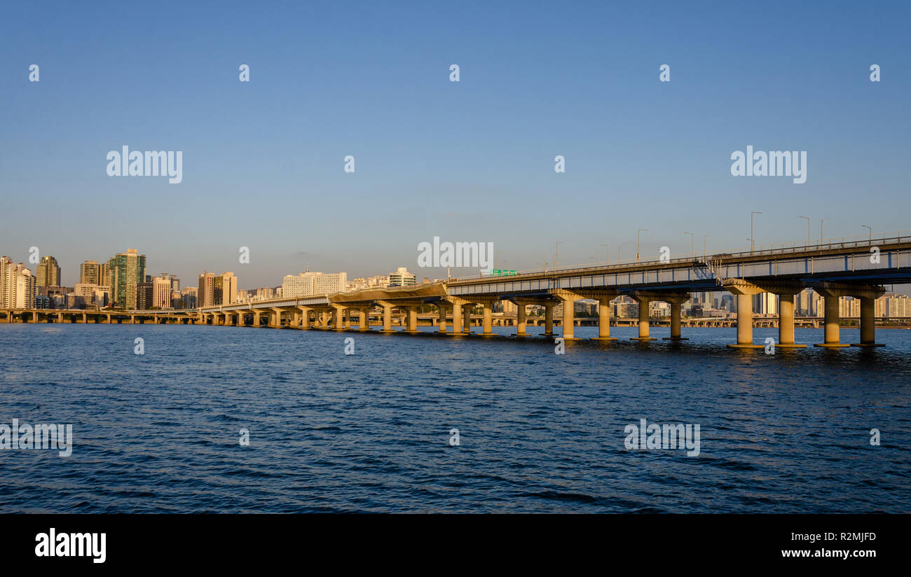 Ein Blick auf die mapo Brücke über den Fluss Han. Stockfoto