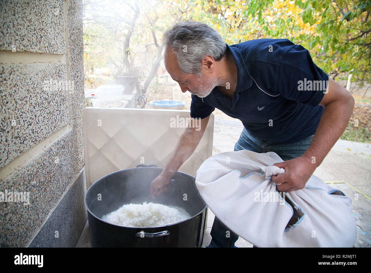 Reis in der Iranischen Stil gekocht, nach dem dämpfen den Reis mit Safran gemischt und auf den Reis, Stockfoto