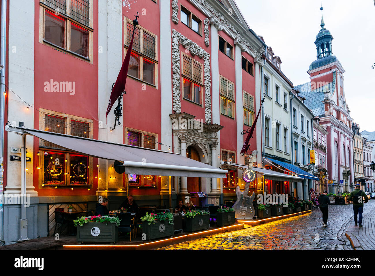 Riga Altstadt bei Einbruch der Dunkelheit. Riga, Lettland, Baltikum, Europa. Stockfoto