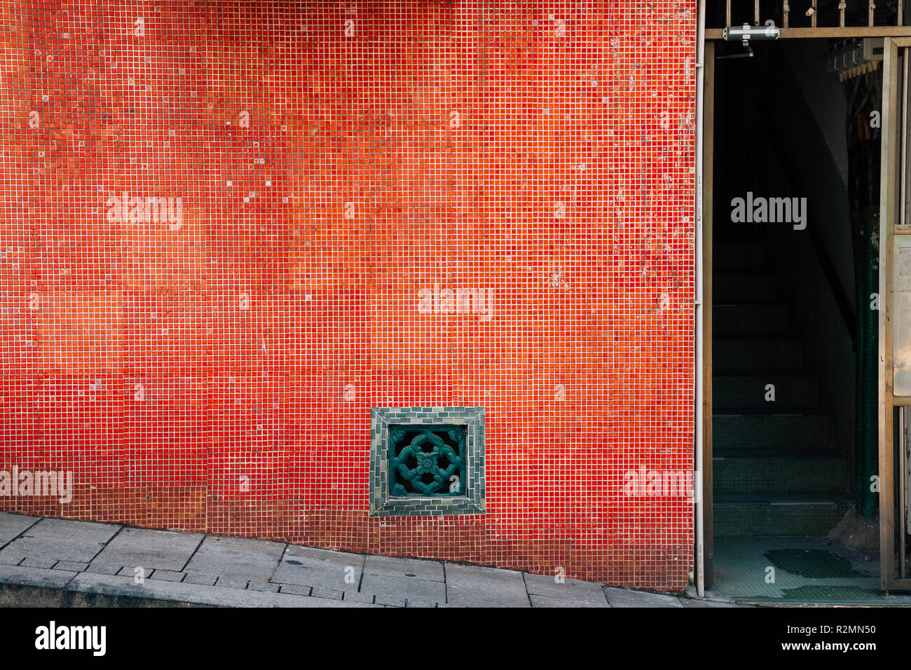 Alten roten Fliesen an der Wand und Tür in Hongkong Stockfoto