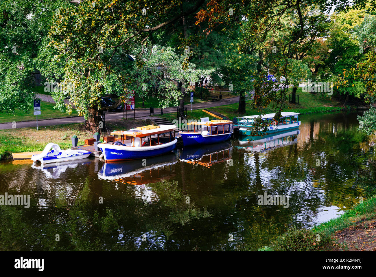 Riga Canal, Sportboote in Bastion Hill Park, Bastejkalns, in der Stadt Kanal im Zentrum von Riga. Riga, Lettland, Baltikum, Europa. Stockfoto