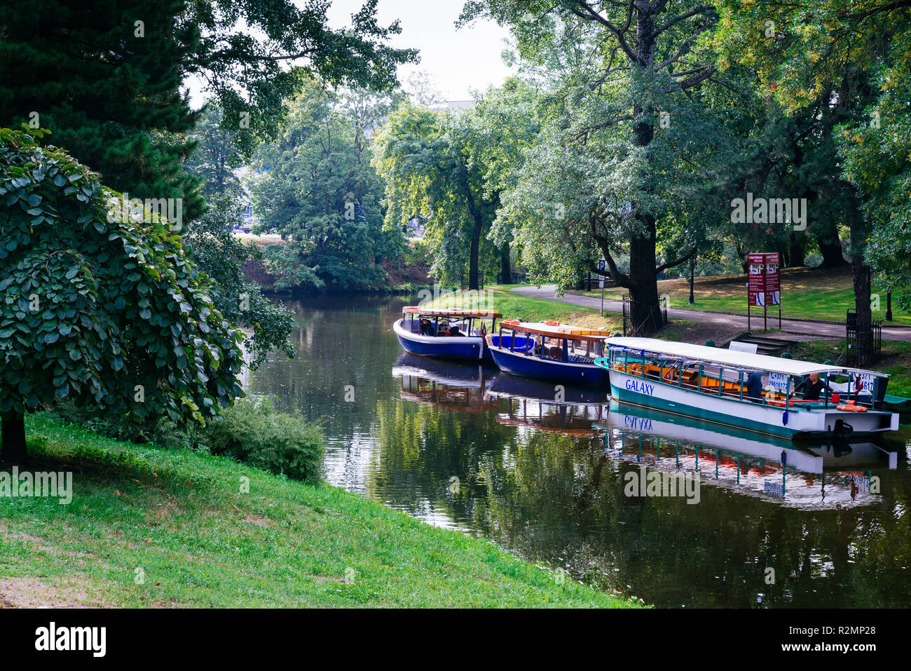 Riga Canal, Sportboote in Bastion Hill Park, Bastejkalns, in der Stadt Kanal im Zentrum von Riga. Riga, Lettland, Baltikum, Europa. Stockfoto