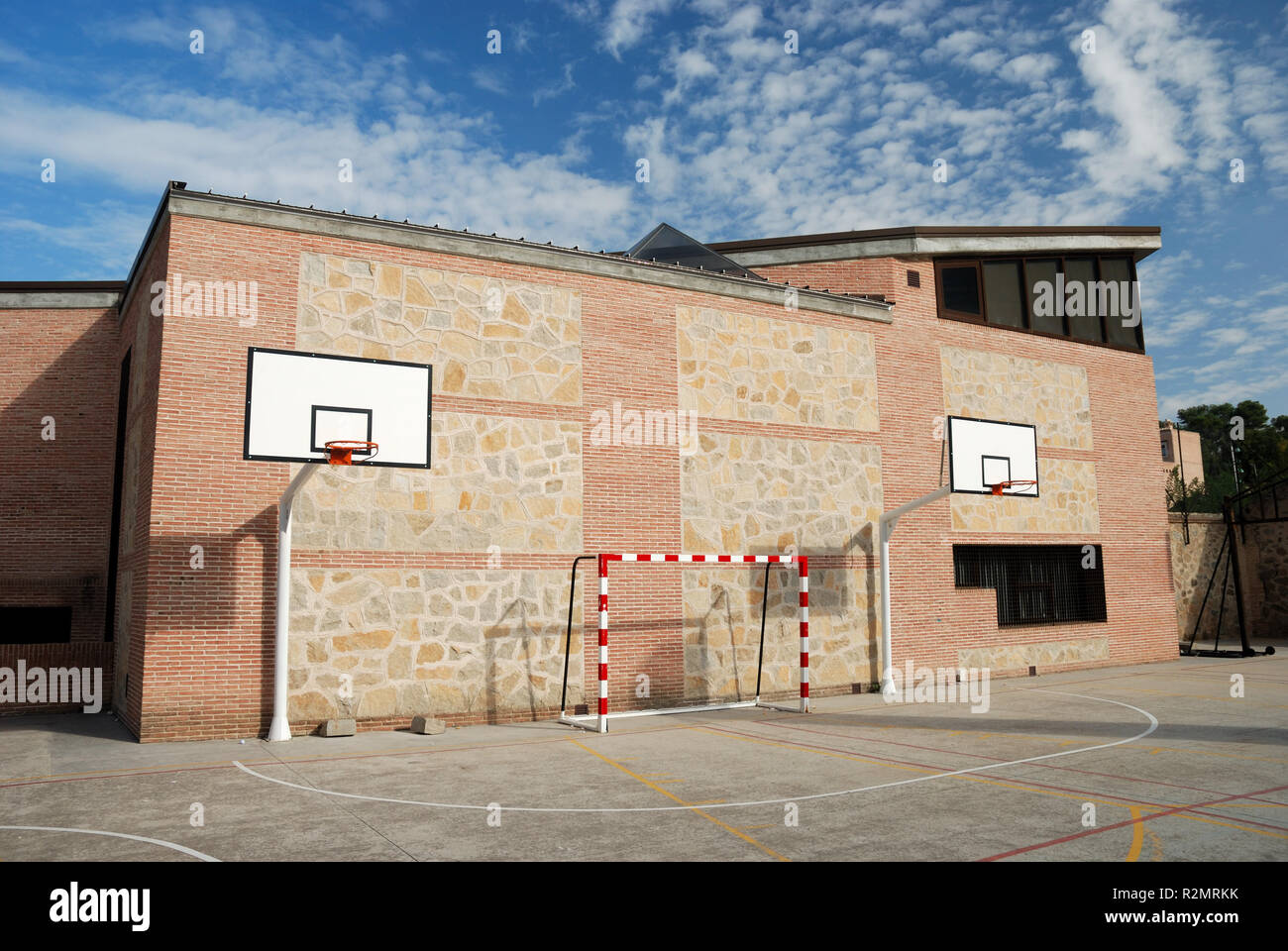 Sportanlage auf dem Schulhof Stockfoto