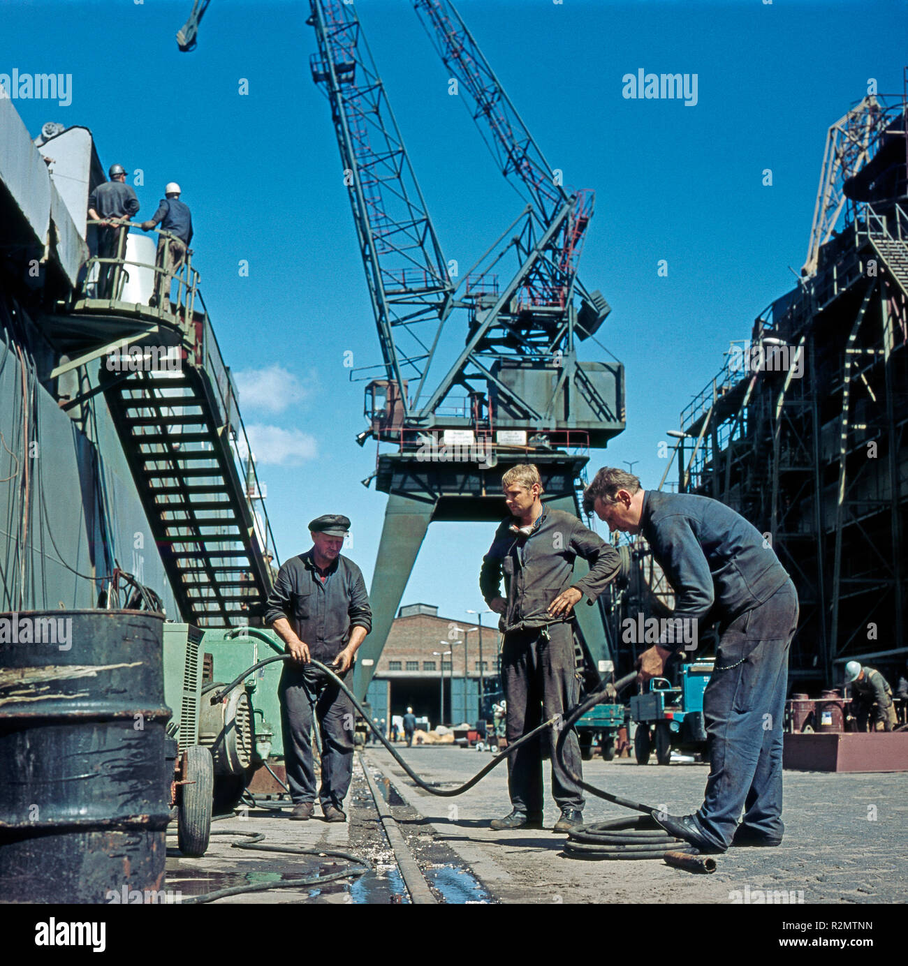 Werft Arbeiter ein Seeschiff im VEB Warnowwerft Warnemünde, die größte Werft in der DDR Stockfoto