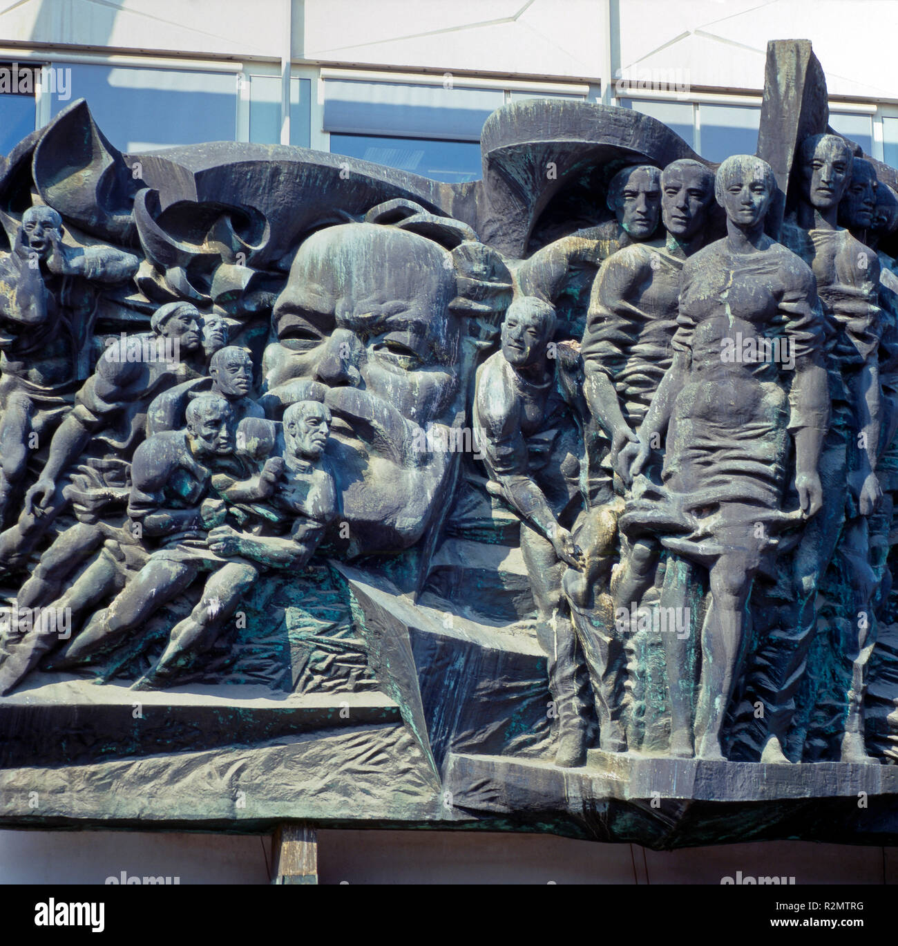 Portal Relief am Haupteingang der Karl-Marx-Universität Leipzig, Bronze gegossen, der Marxismus-leninismus in unserer Zeit, Klaus Schwabe und Frank Ruddigkeit, Rolf Kuhrt entworfen Stockfoto