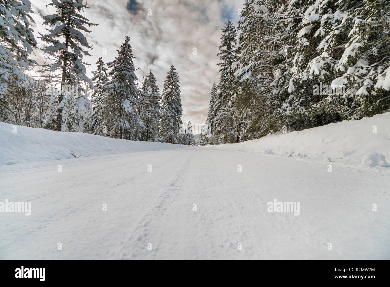 Straße im Winter mit Eis und Schnee Stockfoto