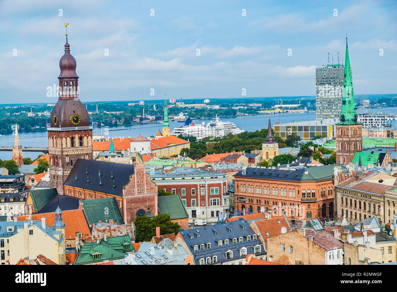 Riga Altstadt von St. Peter's Kirche. Die Rigaer Dom Glockenturm und St. James's Kathedrale spire. Riga, Lettland, Baltikum, Europ. Stockfoto