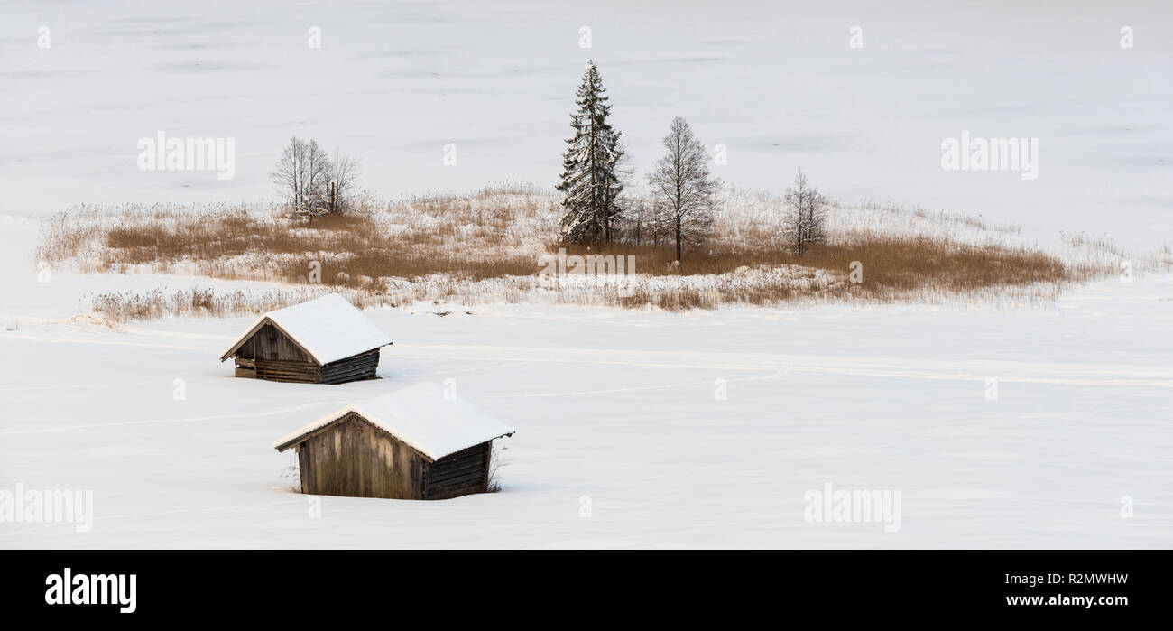 Hütten im gefrorenen See 'Wagenbrüchsee" in der Nähe von Gerold im Winter Stockfoto