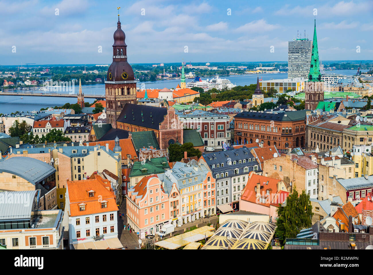 Riga Altstadt von St. Peter's Kirche. Die Rigaer Dom Glockenturm und St. James's Kathedrale spire. Riga, Lettland, Baltikum, Europ. Stockfoto