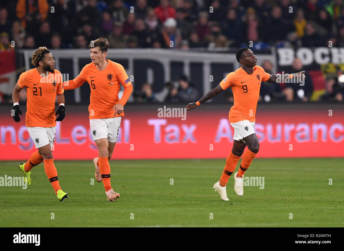 Gelsenkirchen, Deutschland. 19 Nov, 2018. Fussball: Nationen Liga A, Deutschland - Niederlande, Gruppenphase, Gruppe 1, 6. Spieltag. Steven Bergwijn (r) aus den Niederlanden feiert seine 2-1 Ziel mit Tonny Vilhena (l) und Marten de Roon. Credit: Marius Becker/dpa/Alamy leben Nachrichten Stockfoto