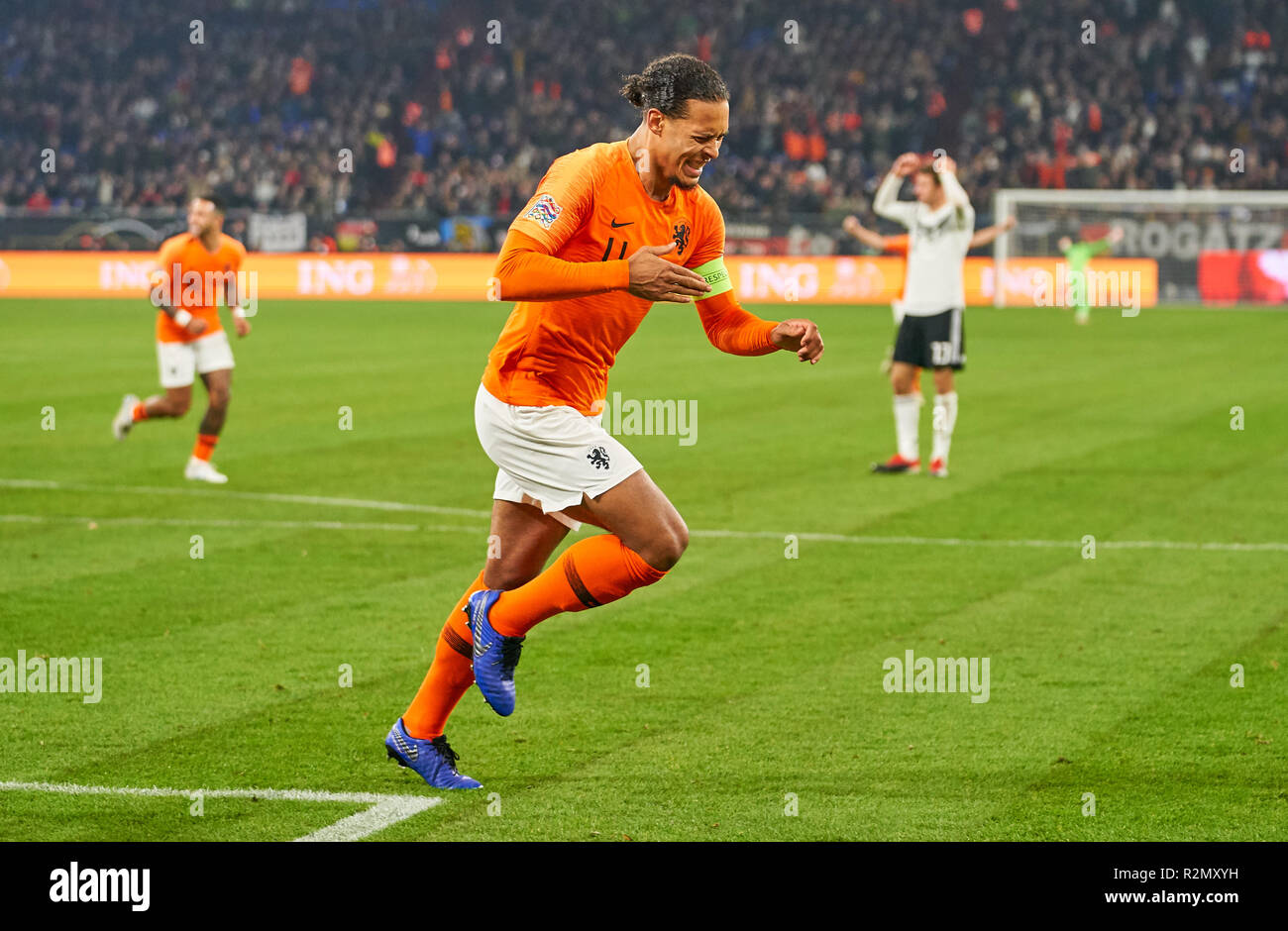 Gelsenkirchen, Deutschland. 19 Nov, 2018. Virgil VAN DIJK, NL 4 feiert sein Ziel 2-2 Jubel, Freude, Emotionen, feiern, lachen, Jubeln, Jubeln, reißt die Arme, ballte die Faust, Feiern, Feier, DEUTSCHLAND - NIEDERLANDE Wichtig: DFB-Bestimmungen verbieten die Verwendung von Fotografien als Bildsequenzen und/oder quasi-Video. Fußball-Nationen Liga, Saison 2018/2019, Gelsenkirchen, Deutschland, 19. November 2018. DFB, © Peter Schatz/Alamy leben Nachrichten Stockfoto