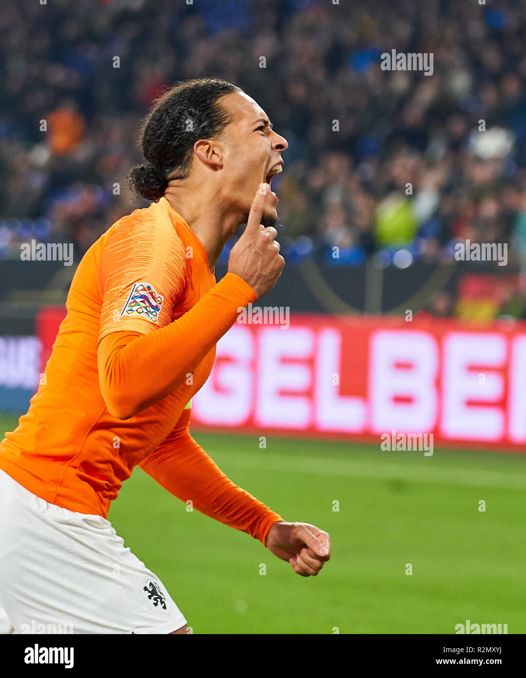 Gelsenkirchen, Deutschland. 19 Nov, 2018. Virgil VAN DIJK, NL 4 feiert sein Ziel 2-2 Jubel, Freude, Emotionen, feiern, lachen, Jubeln, Jubeln, reißt die Arme, ballte die Faust, Feiern, Feier, DEUTSCHLAND - NIEDERLANDE Wichtig: DFB-Bestimmungen verbieten die Verwendung von Fotografien als Bildsequenzen und/oder quasi-Video. Fußball-Nationen Liga, Saison 2018/2019, Gelsenkirchen, Deutschland, 19. November 2018. DFB, © Peter Schatz/Alamy leben Nachrichten Stockfoto
