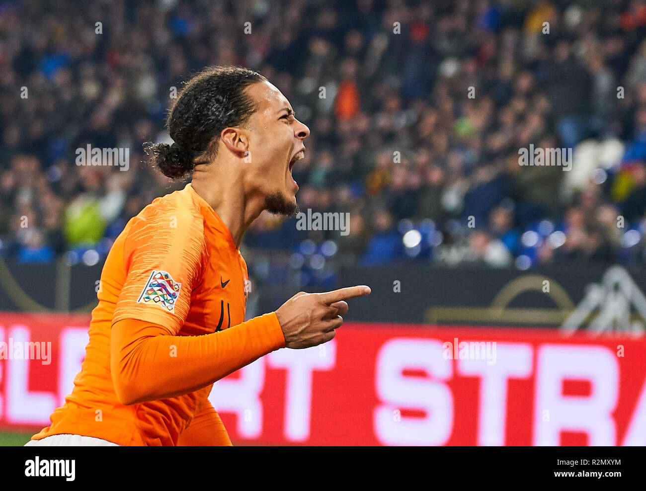 Gelsenkirchen, Deutschland. 19 Nov, 2018. Virgil VAN DIJK, NL 4 feiert sein Ziel 2-2 Jubel, Freude, Emotionen, feiern, lachen, Jubeln, Jubeln, reißt die Arme, ballte die Faust, Feiern, Feier, DEUTSCHLAND - NIEDERLANDE Wichtig: DFB-Bestimmungen verbieten die Verwendung von Fotografien als Bildsequenzen und/oder quasi-Video. Fußball-Nationen Liga, Saison 2018/2019, Gelsenkirchen, Deutschland, 19. November 2018. DFB, © Peter Schatz/Alamy leben Nachrichten Stockfoto