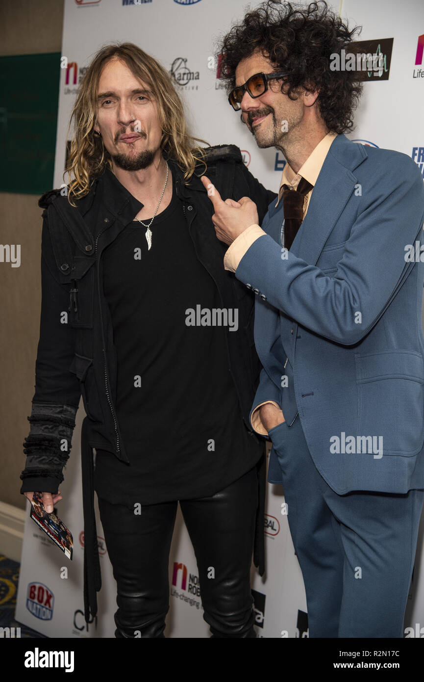 London, Großbritannien. 19 Nov, 2018. Justin Hawkins und Frankie Poullain aus der Dunkelheit nehmen an der Nordoff Robbins Championship Boxing Abendessen im London Hilton. Credit: Gary Mitchell/SOPA Images/ZUMA Draht/Alamy leben Nachrichten Stockfoto