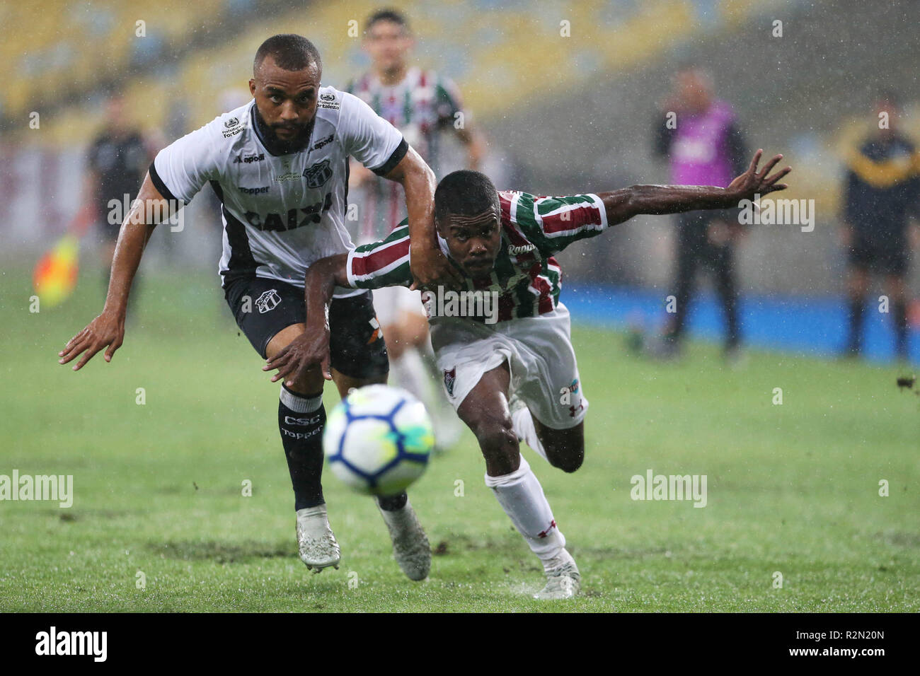 Rio De Janeiro, Brasilien. 19 Nov, 2018. Matheus Alessandro (R) von Fluminense Mias mit Samuel Xavier von Ceara Sporting während der Brasilianischen 2018 (Brasileiro) Serie A 35. Runde zwischen Fluminense und Ceara Sporting im Maracana-Stadion in Rio de Janeiro, Brasilien, am 19. November 2018. Das Spiel endete mit 0:0-Unentschieden. Credit: Li Ming/Xinhua/Alamy leben Nachrichten Stockfoto