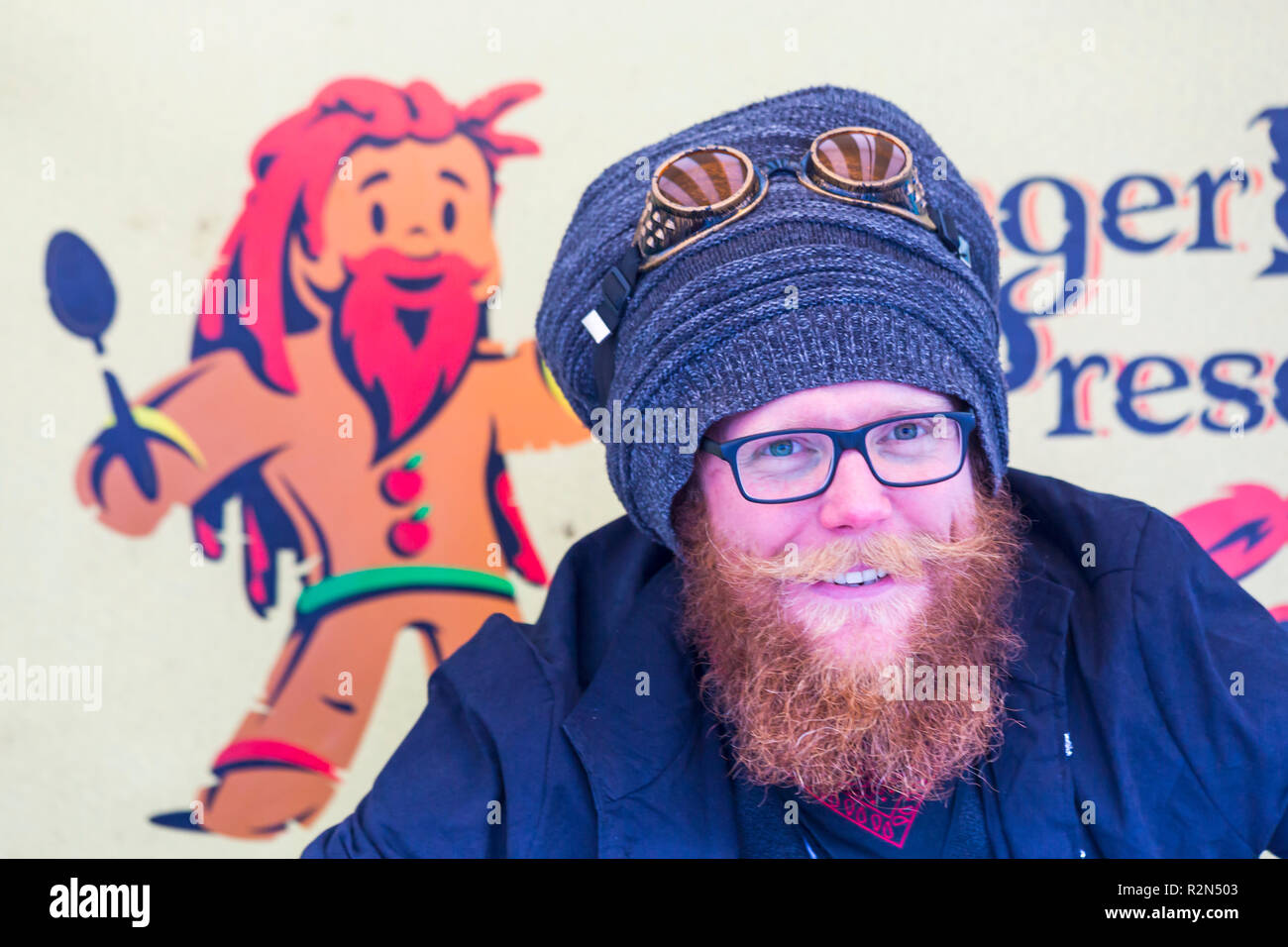 Gloucester, Gloucestershire, Vereinigtes Königreich. 19 Nov, 2018. Gloucester Quays preisgekrönte Viktorianische Weihnachten Markt, dem größten freien Eintritt im Viktorianischen Weihnachtsmarkt im Südwesten. GingerBeard's-Konfitüren markt Inhaber abgewürgt. Credit: Carolyn Jenkins/Alamy leben Nachrichten Stockfoto