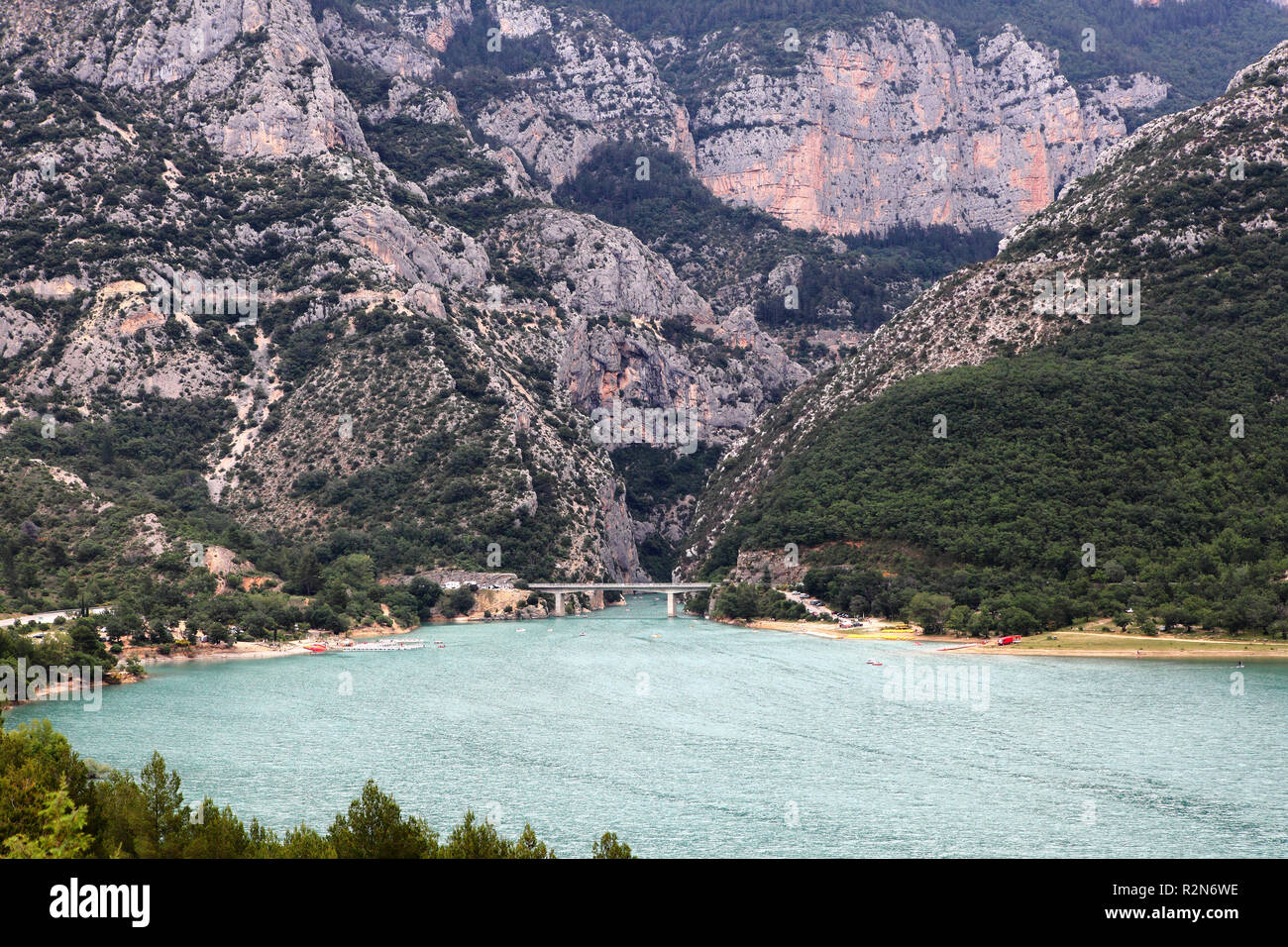 Verdon, Frankreich. 12. Juli 2018. Blick über den Stausee Lac de Sainte-Croix in der Verdon Schlucht im Süden von Frankreich. Blick nach Osten in die Schlucht, am Anfang sehen Sie die Brücke von galetas. Die Lage ist ein Rastplatz auf der D 957 im Norden der Behälter. | Verwendung der weltweiten Kredit: dpa/Alamy leben Nachrichten Stockfoto