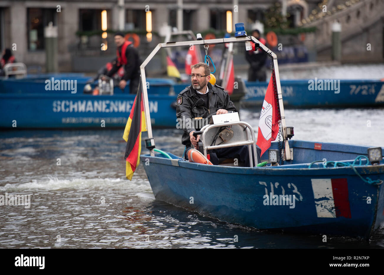 20. November 2018, Hamburg: Swan - Vater Olaf Nieß treibt die Alster - Schwäne zusammen mit einem Boot, um sie zu holen in die Winter-Viertel. Foto: Daniel Reinhardt/dpa Stockfoto