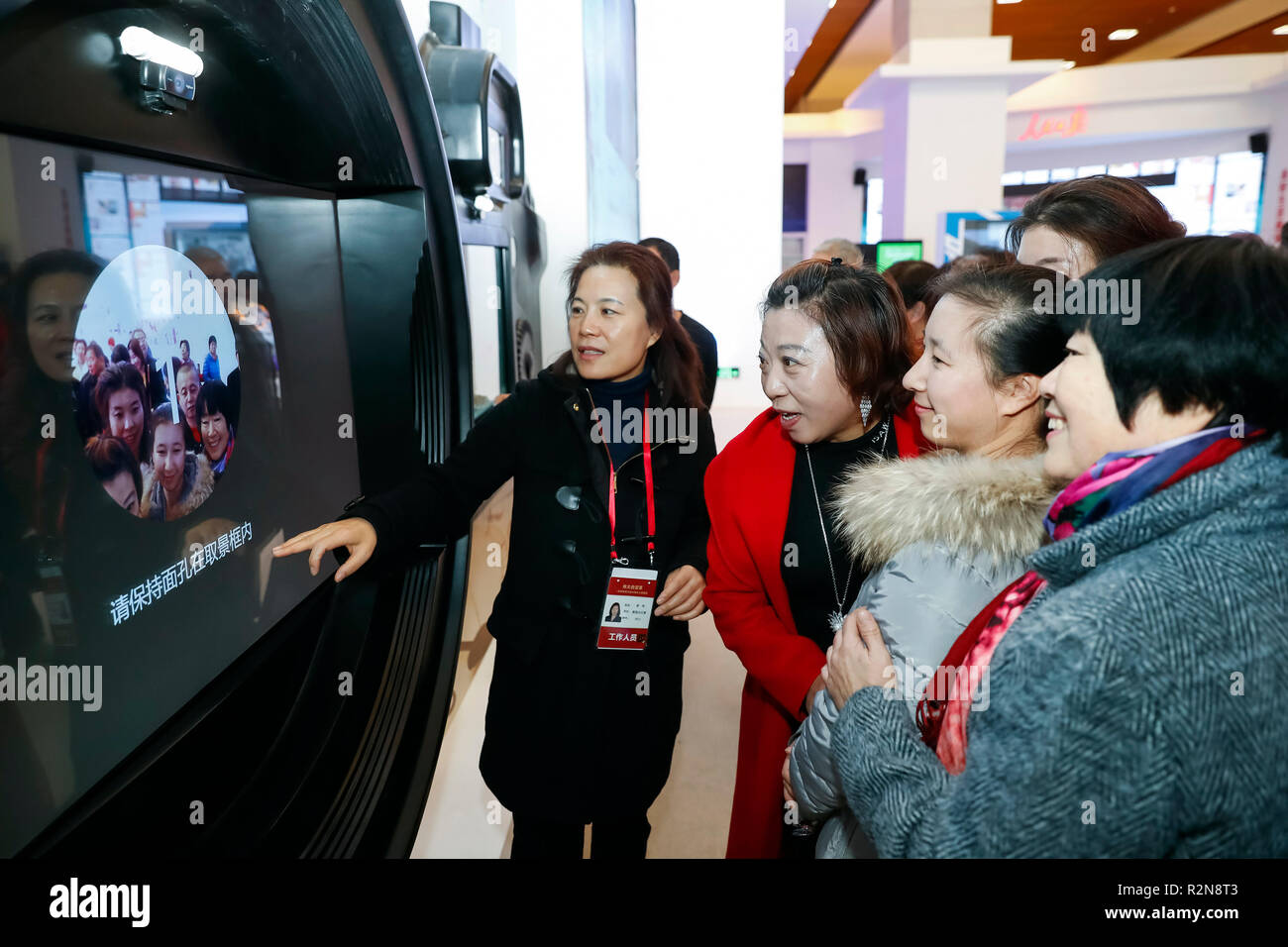 Peking, China. 20 Nov, 2018. Besucher erleben eine Postkarte Projekt anpassen der Xinhua Nachrichtenagentur, während eine große Ausstellung zum 40-jährigen Jubiläum von Chinas Reform und Öffnung zu gedenken am Nationalmuseum in Peking, der Hauptstadt von China, Nov. 20, 2018. Credit: Shen Bohan/Xinhua/Alamy leben Nachrichten Stockfoto