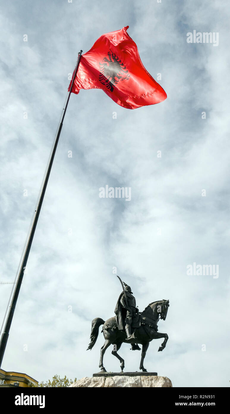 Tirana, Albanien. 29 Okt, 2018. Das Denkmal der albanische Nationalheld Skanderbeg (Georg Kastriota) an Skanderbeg Square in Tirana mit der Flagge Albaniens. Tirana ist die Hauptstadt von Albanien. Credit: Peter Endig/dpa-Zentralbild/ZB/dpa/Alamy leben Nachrichten Stockfoto