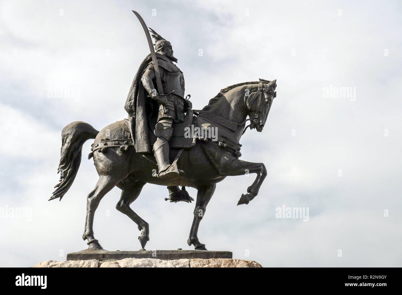 Tirana, Albanien. 29 Okt, 2018. Das Denkmal der albanische Nationalheld Skanderbeg (Georg Kastriota) an Skanderbeg Square in Tirana. Tirana ist die Hauptstadt von Albanien. Credit: Peter Endig/dpa-Zentralbild/ZB/dpa/Alamy leben Nachrichten Stockfoto