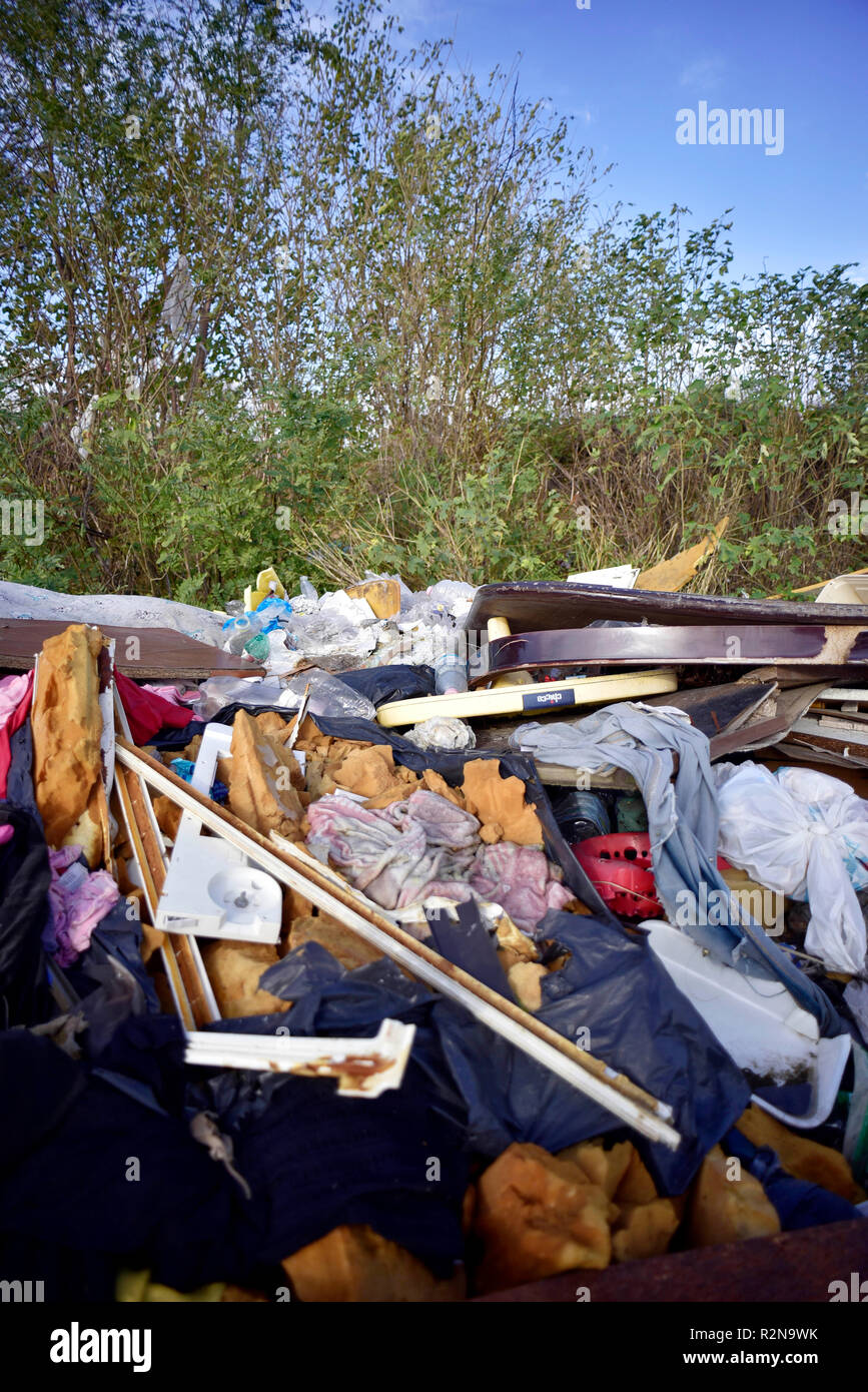 Foto LaPresse - Alessandro Pone 20 Novembre, Napoli (Italia) Cronaca Reportage nella Terra dei Fuochi. Im Foto rifiuti ammassati sul Ciglio della strada eine Giugliano. Foto Lapresse Alessandro Pone, 20. November Napoli Reportage im Land der Brände. Im Foto Müll angesammelt auf der Seite der Straße in Giugliano. Stockfoto