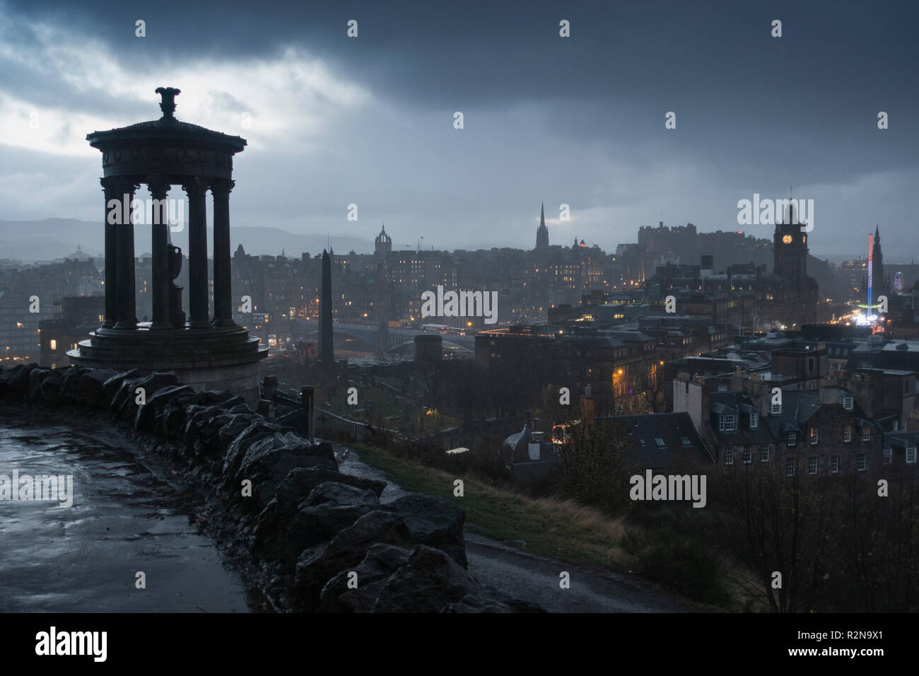 Edinburgh, Schottland, Großbritannien. 20. November 2018. Blick über die Stadt Edinburgh von Calton Hill in der Dämmerung als schwerer Regen und Wind über die Stadt. Verunsichert das kältere Wetter wird erwartet viel von Schottland über die nächsten Tage zu beeinflussen. Credit: Iain Masterton/Alamy leben Nachrichten Stockfoto