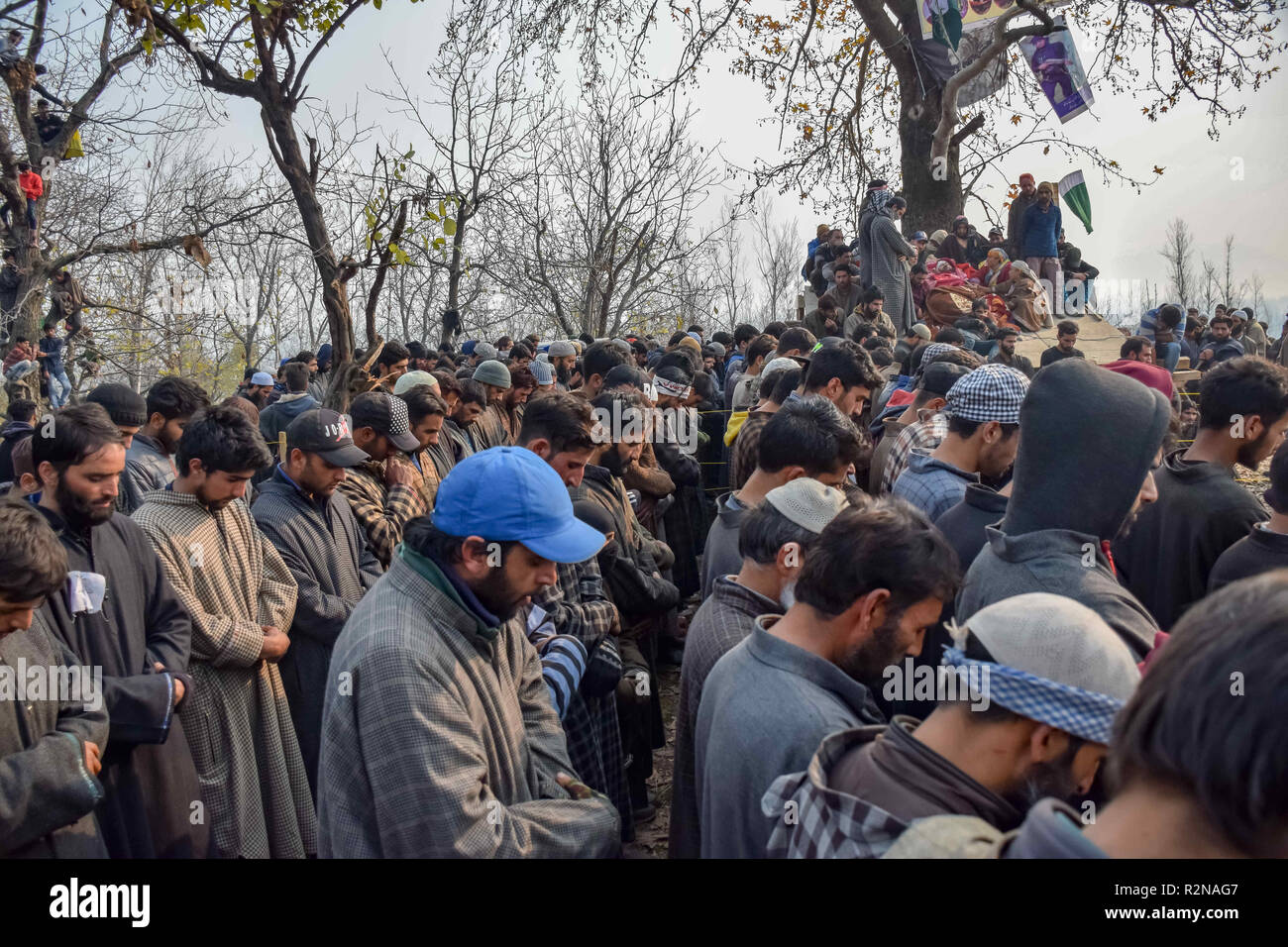 November 20, 2018 - Shopian, Jammu und Kaschmir, Indien - kaschmirische Muslime werden gesehen bietet Beerdigung Gebete für den Getöteten militanten Abid Nazir Wagay während seiner Beerdigung Prozession in Paddarpora Shopian. Tausende von kaschmirische Muslime der Trauerzug der getöteten Militanten Abid Nazir Wagay teilnehmen an seinem Wohnsitz Paddarpora im Kaschmir Shopian Bezirk einige 80 Km von Sommer Hauptstadt Srinagar, Abid zusammen mit seinen drei Mitarbeiter in eine Schießerei mit den Streitkräften der Regierung an Nadigam Dorf Shopian und eine Indische trooper auch während der Schießerei getötet getötet wurde. (Bild: © idrees Abb Stockfoto