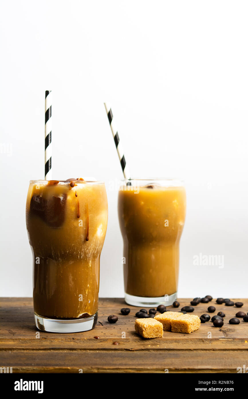Mokka Kaffee in ein hohes Glas mit Strohhalm Stockfoto