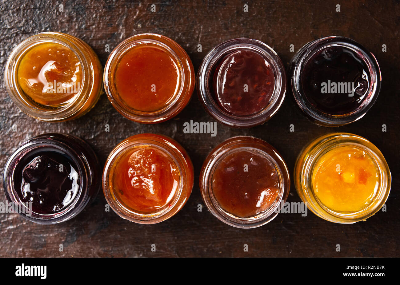 Verschiedene Früchte marmelade Marmelade in Gläser, Ansicht von oben Stockfoto