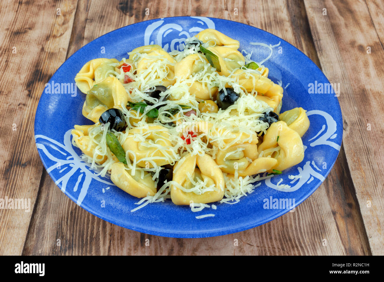 Tortellini mit Käse und Oliven Stockfoto