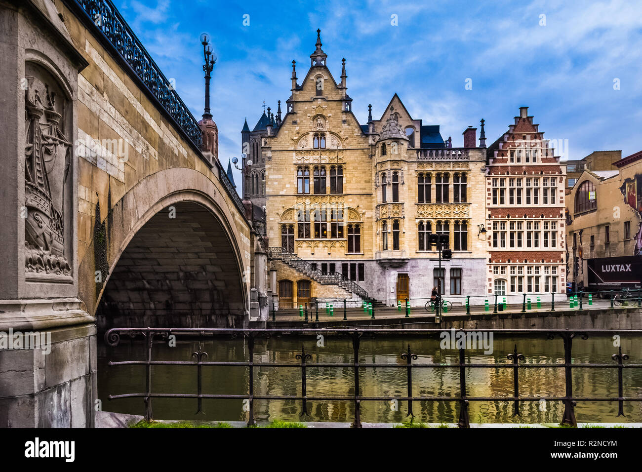 Sint-Pieters Brücke und Blick auf den Kanal von Häusern in Gent, Belgien Stockfoto