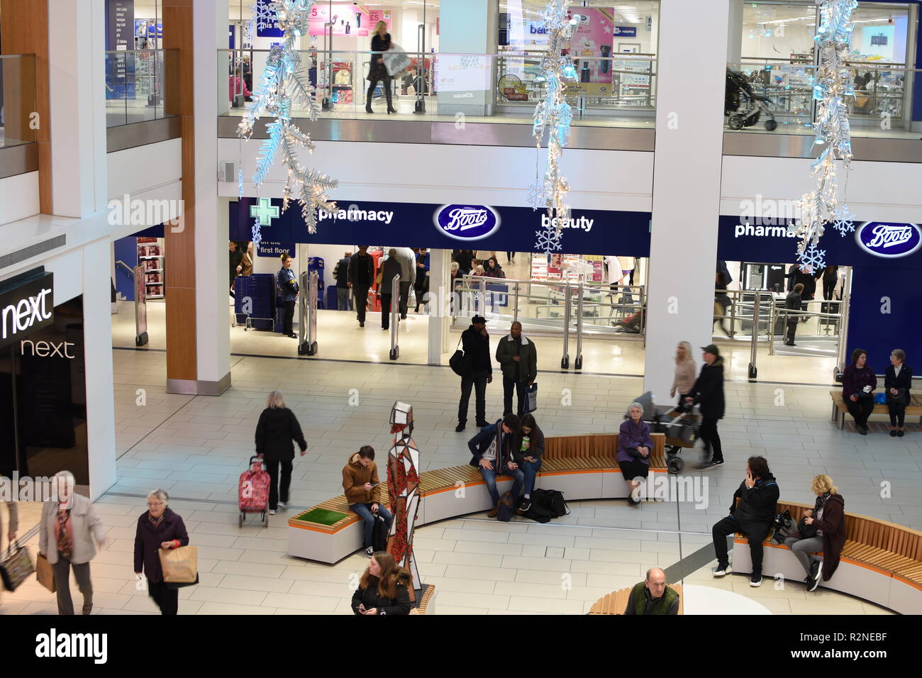 Shopping boots Fotos und Bildmaterial in hoher Auflösung Alamy