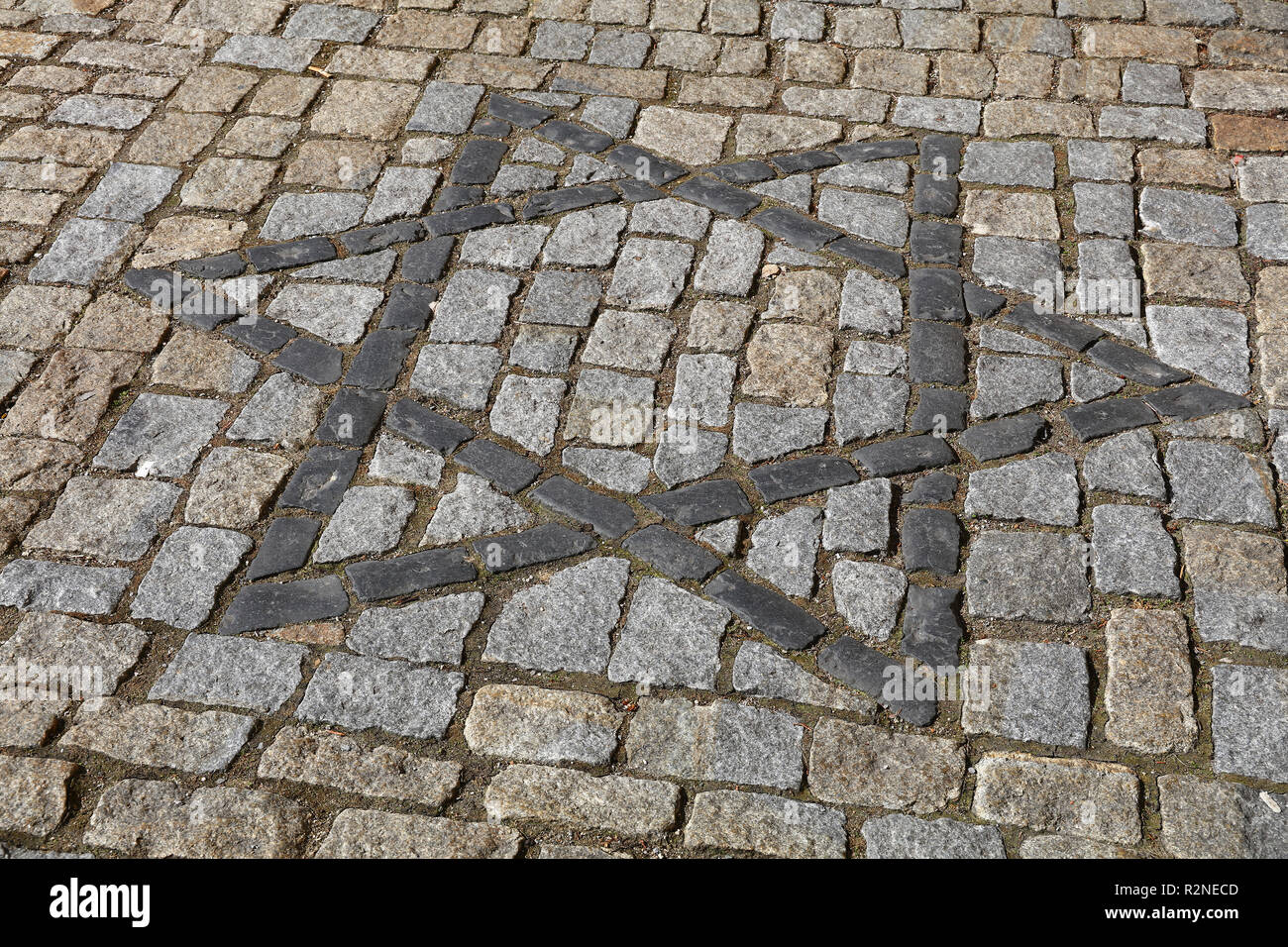 Nahaufnahme Hintergrund mit Davidstern, Magen David, der Jüdischen religiösen und kulturellen Erbes Symbol auf Kopfstein gepflasterte Straße, hohe Betrachtungswinkel Stockfoto
