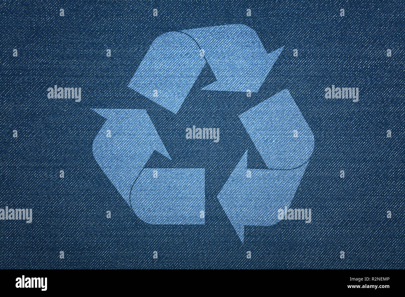 Dark Indigo Blue gewaschener Baumwolle Jeans Denim Textur Hintergrund mit Recycling Logo icon Stockfoto