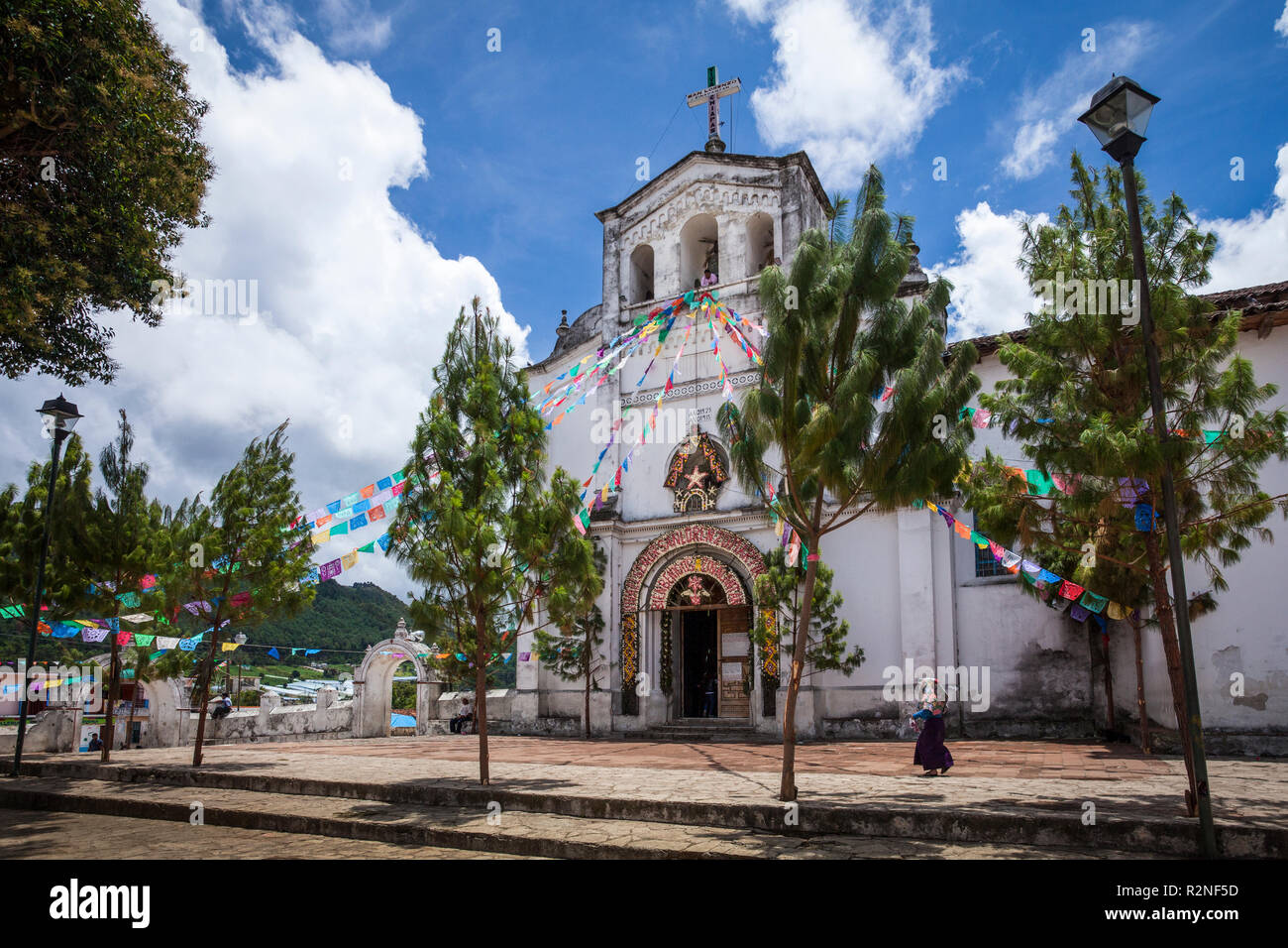 Eine Tzotzil lady Spaziergänge durch die Tempel in Zinacantan, Chiapas, Mexiko. Stockfoto